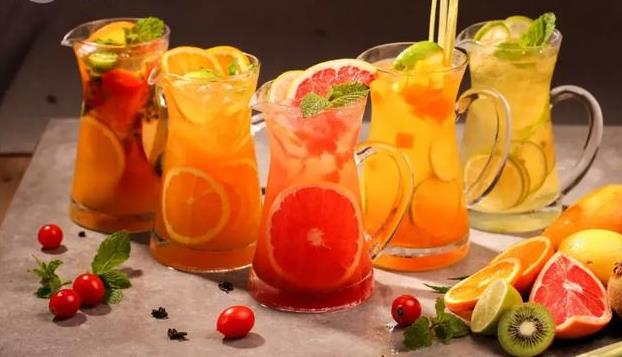 早期的水果茶大致的發(fā)展階段可以概括為：果味粉沖調(diào)、果醬加純茶底、果汁加純茶底、果醬加茶和少量鮮果。如今的水果茶是將某些水果或瓜果與茶一起制成飲品。水果的色彩鮮艷、味道清香、口感酸甜。這是消費者對健康、天然產(chǎn)品注重而引發(fā)的結果。畢竟，健康、時尚、潮流才是我們喝水果茶的理由哇