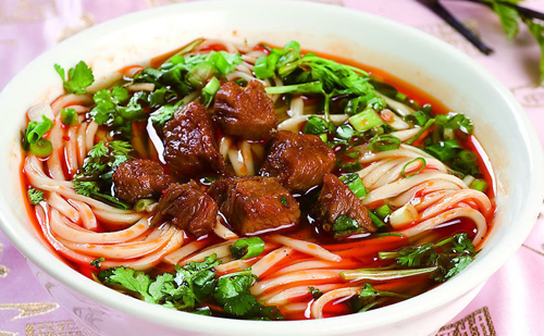 成都美食小吃擔擔面，鹵汁酥香，咸鮮微辣