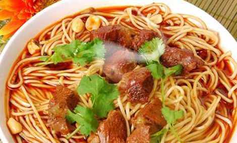 成都美食小吃擔擔面，鹵汁酥香，咸鮮微辣