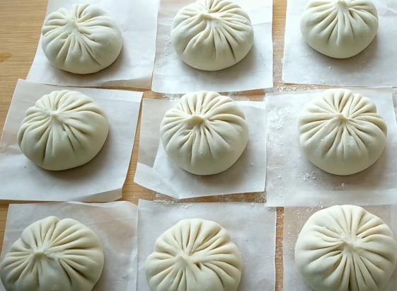 灌湯包的家常做法，皮薄勁道，湯汁豐盈，咬一口滿嘴留香