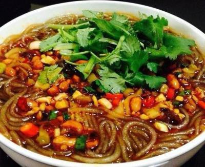 重慶酸辣粉技術(shù)培訓(xùn)哪里比較好？蜀味緣餐飲技術(shù)培訓(xùn)學(xué)校深度解析